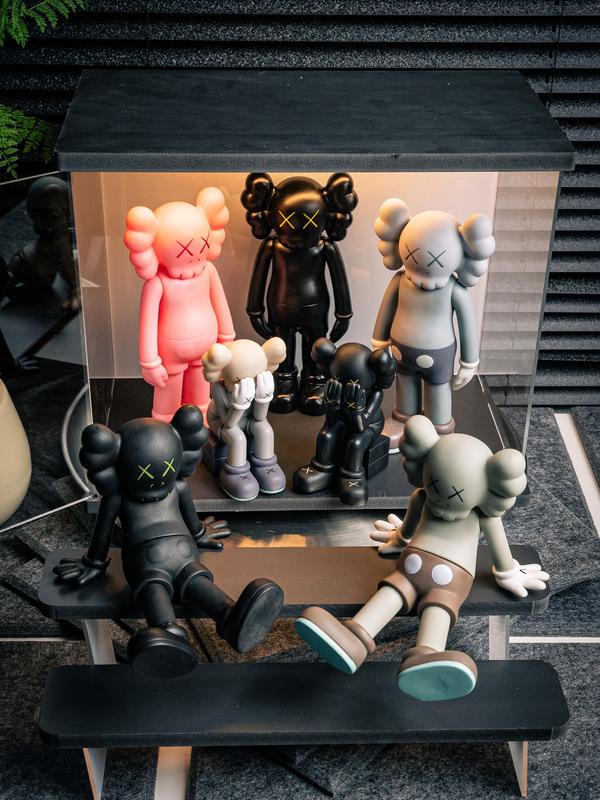 Christmas present:Kaws designed art pieces for collectors to decorate rooms with sculptures - the best holiday gift