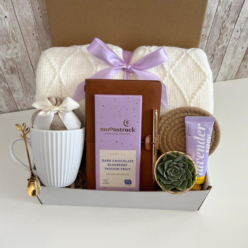 Sister birthday gift box, Birthday gift basket friend, Mom birthday gift basket, 25th birthday gift box, Best friend 60th birthday gift